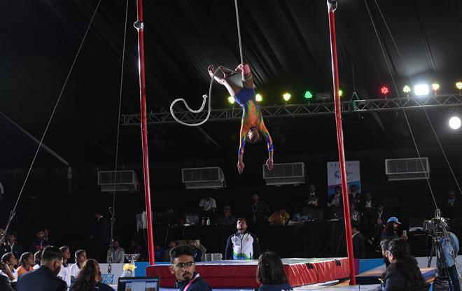 The acrobats perform on a rope four meters above the ground. They drop headfirst towards the earth before catching their fall – just before hitting the floor – with a coil of rope wound around their ankle and weakly anchored between their toes.