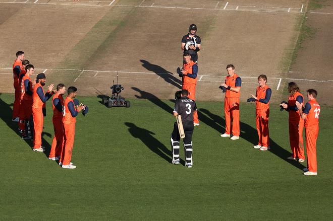 The Netherlands team form a guard of honour as Ross Taylor of New Zealand walks out to bat in his last game for New Zealand at Seddon Park. 